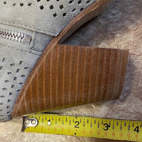 rag & bone New York Light Gray Perforated Size 7.5 Heeled Ankle Boots - Picture 8 of 10